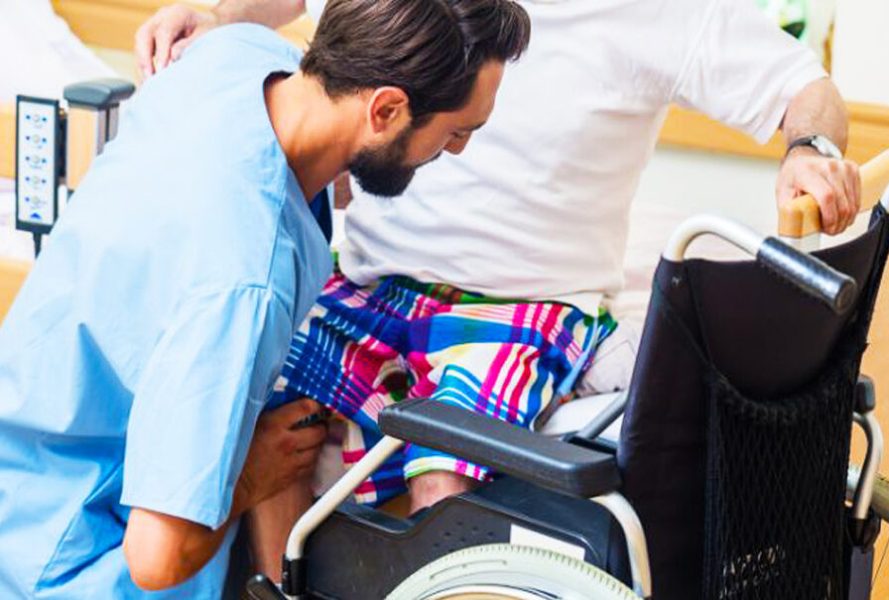 Oferta urgente del SEPE: buscan 500 auxiliares y asistentes domiciliarios sin necesidad de estudios superiores